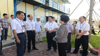 2013年市總工會“關愛職工，高溫送清涼”活動走進河源市商業中心建設現場